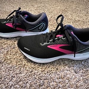 Women’s Brooks Ghost 14 Shoes Black/Pink/Yucca Size 9.5